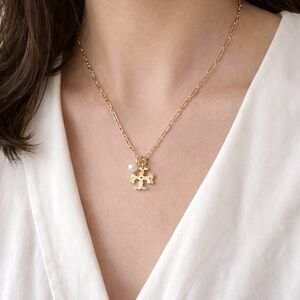 Like new-Tory Burch Thin Roxanne Glass Pearl & Logo Pendant Necklace gold tone